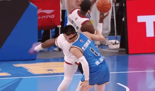 开云体育app下载入口-陈盈骏防守中直接拉倒迪亚洛，随后奈特冲向前者进行理论